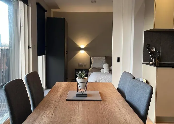 Spacious 2 Bed Modern Apartment