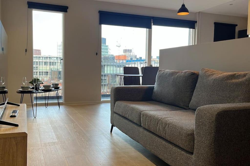 Spacious 2 Bed Modern *