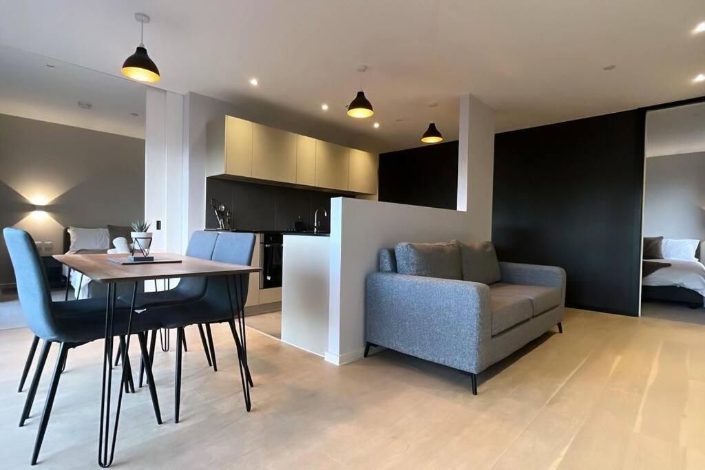 Apartment Spacious 2 Bed Modern *